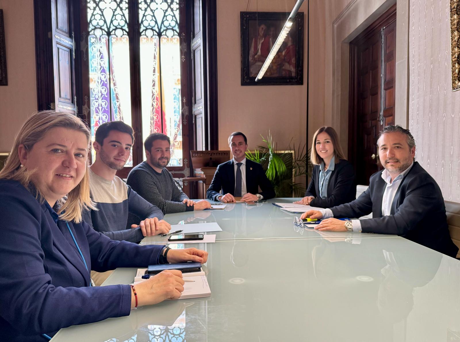 Reunión con el president del Consell de Mallorca, Llorenç Galmés, per impulsar el expediente del castillo de Alaró.