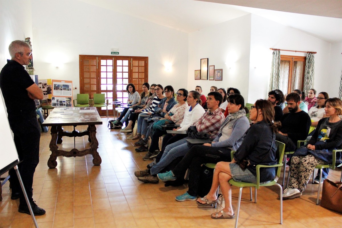 Un xerrada durant la trobada d’aprenentatge servei a la Serra de Tramuntana.