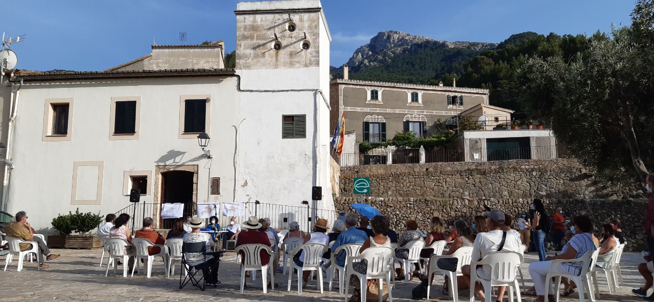 La consellera Garcías recull les demandes i propostes dels veïnats d'Estellencs.