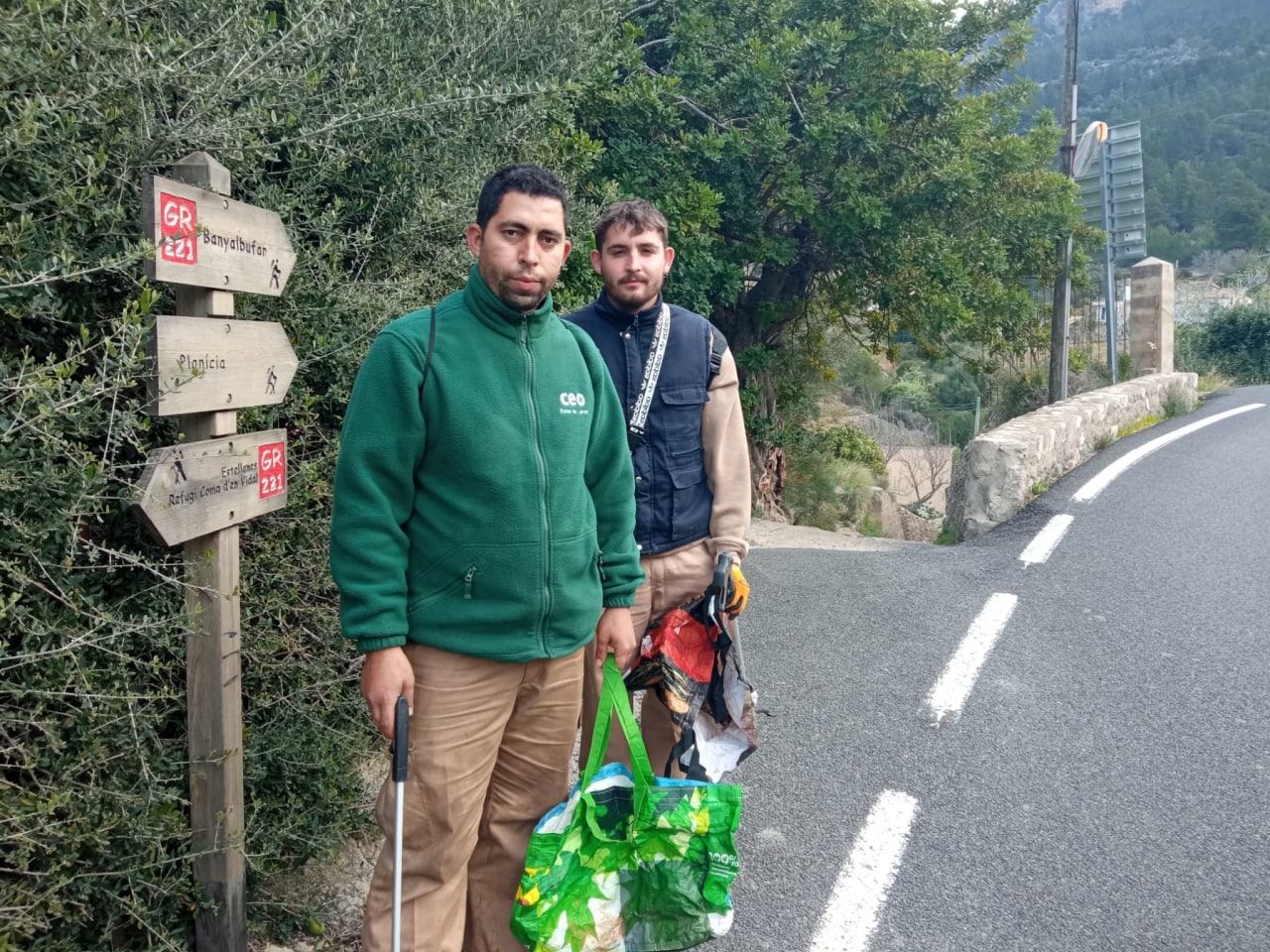 Una brigada netejant camins.