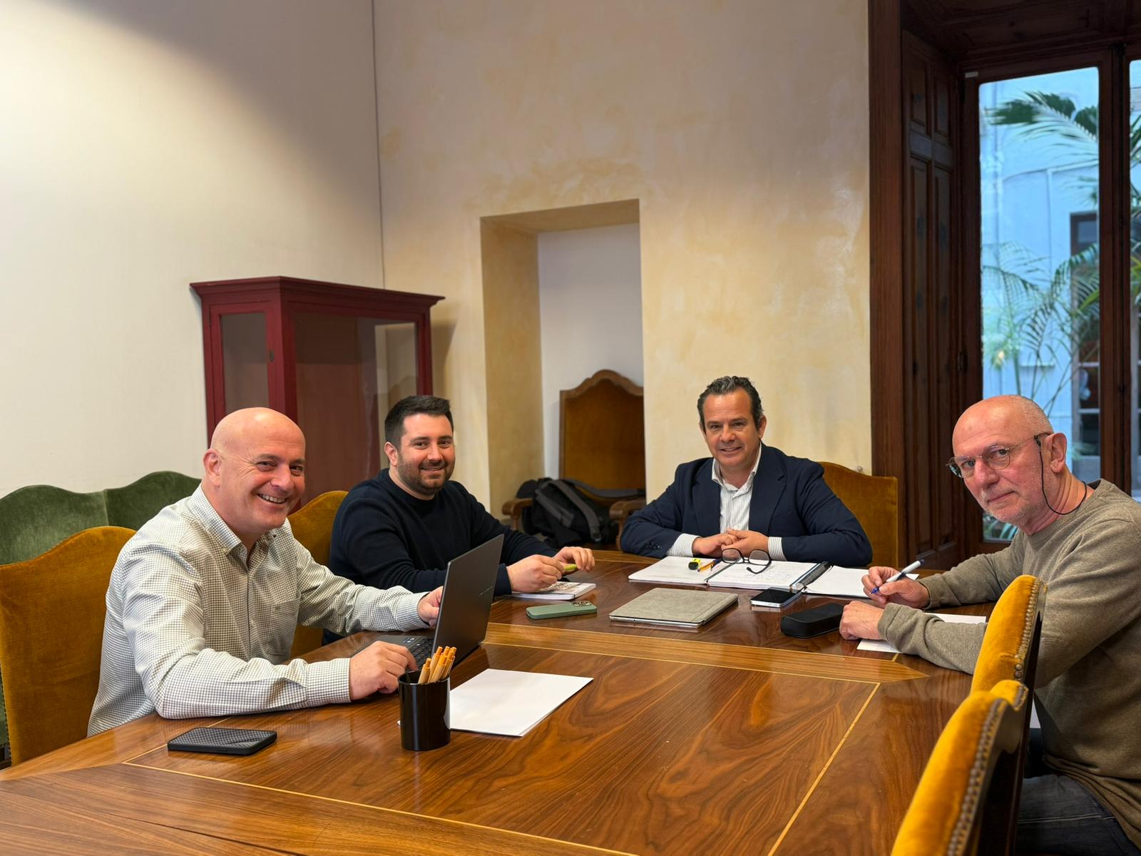 El conseller de Presidència, Toni Fuster, es reuneix amb el batle d'Alaró, Llorenç Perelló, per parlar de l'avantprojecte de llei de la Serra de Tramuntana.
