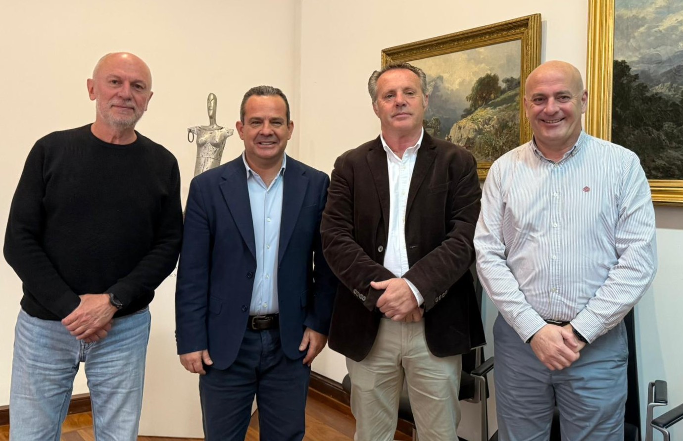 El conseller de Presidència, Toni Fuster, es reuneix amb el batle de Fornalutx, Francisco Marroig, per parlar de l'avantprojecte de llei de la Serra de Tramuntana.