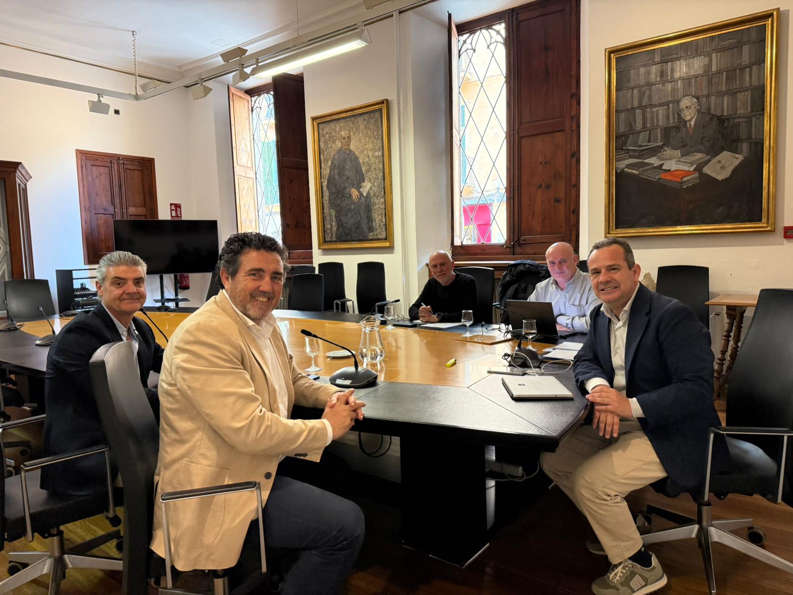 El conseller de Presidència, Toni Fuster, es reuneix amb el batle de Calvià, Juan Antonio Amengual, per parlar de l'avantprojecte de llei de la Serra de Tramuntana.