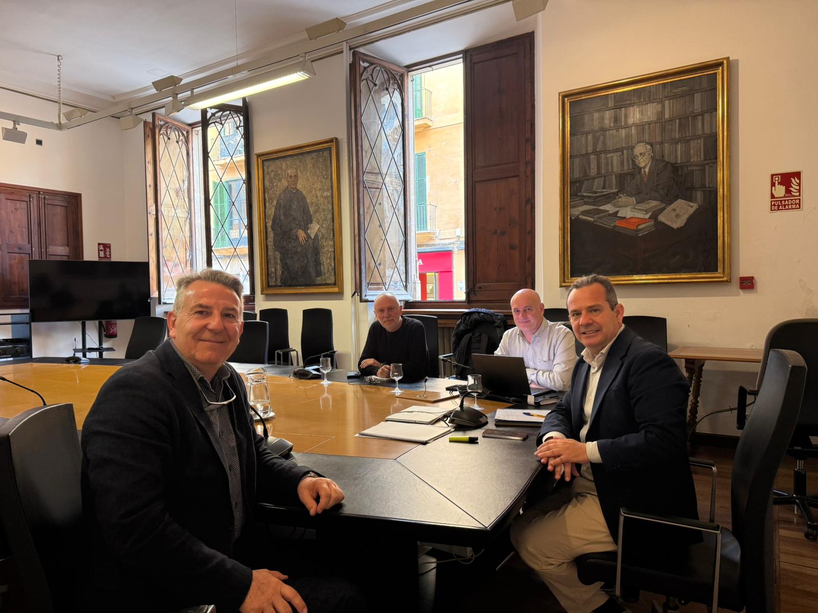 El conseller de Presidència, Toni Fuster, es reuneix amb el batle de Santa Maria del Camí, Nicolau Canyelles, per parlar de l'avantprojecte de llei de la Serra de Tramuntana.