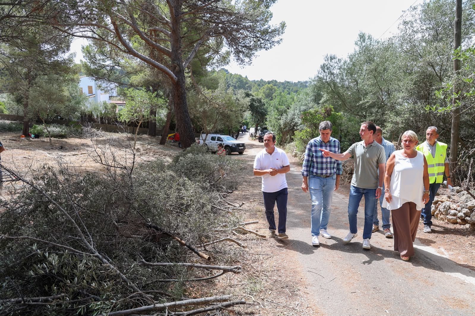 El presidente del Consell de Mallorca, Llorenç Galmés, visita las labores que se estan llevando a cabo en la Comuna de Bunyola del plan estratégico de limpieza forestal de la sierra de Tramuntana.