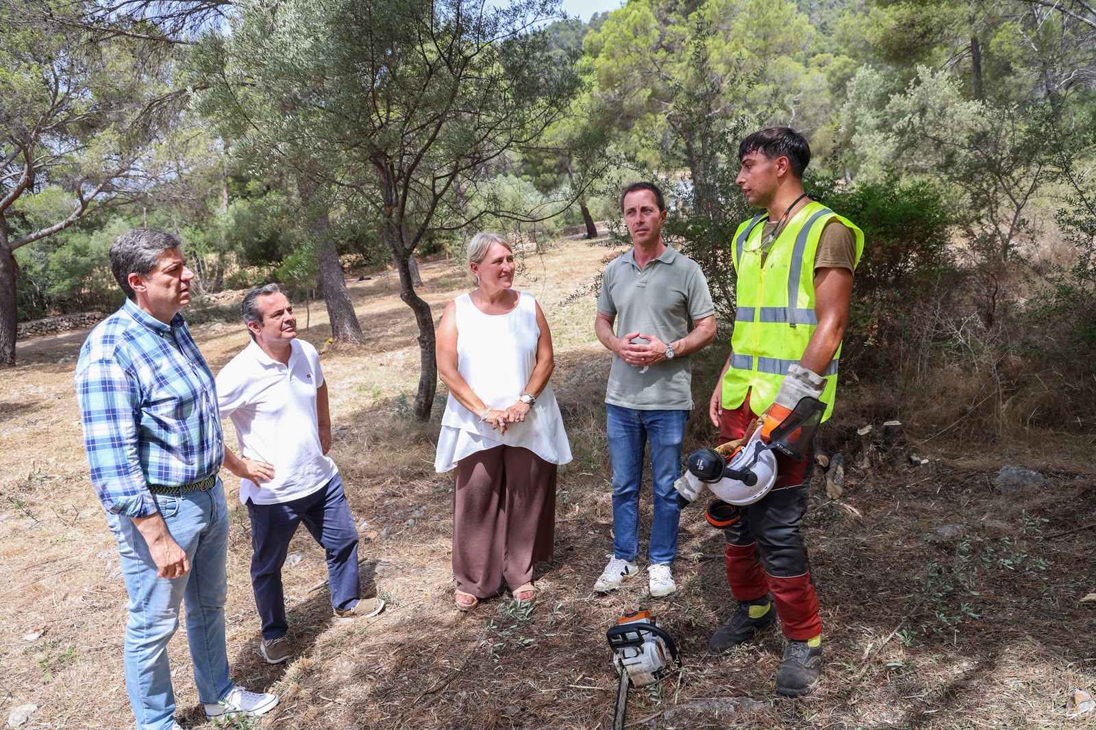 El presidente del Consell de Mallorca, Llorenç Galmés, visita las labores que se estan llevando a cabo en la Comuna de Bunyola del plan estratégico de limpieza forestal de la sierra de Tramuntana.