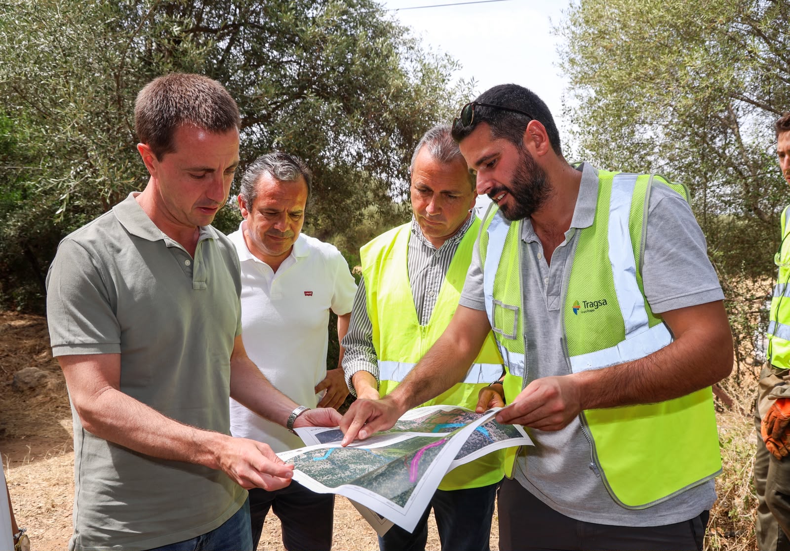 El presidente del Consell de Mallorca, Llorenç Galmés, visita las labores que se estan llevando a cabo en la Comuna de Bunyola del plan estratégico de limpieza forestal de la sierra de Tramuntana.