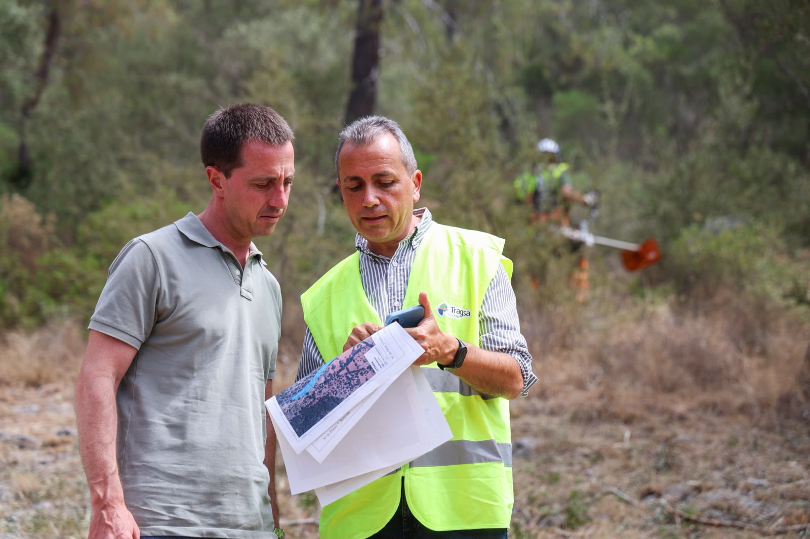 El presidente del Consell de Mallorca, Llorenç Galmés, visita las labores que se estan llevando a cabo en la Comuna de Bunyola del plan estratégico de limpieza forestal de la sierra de Tramuntana.