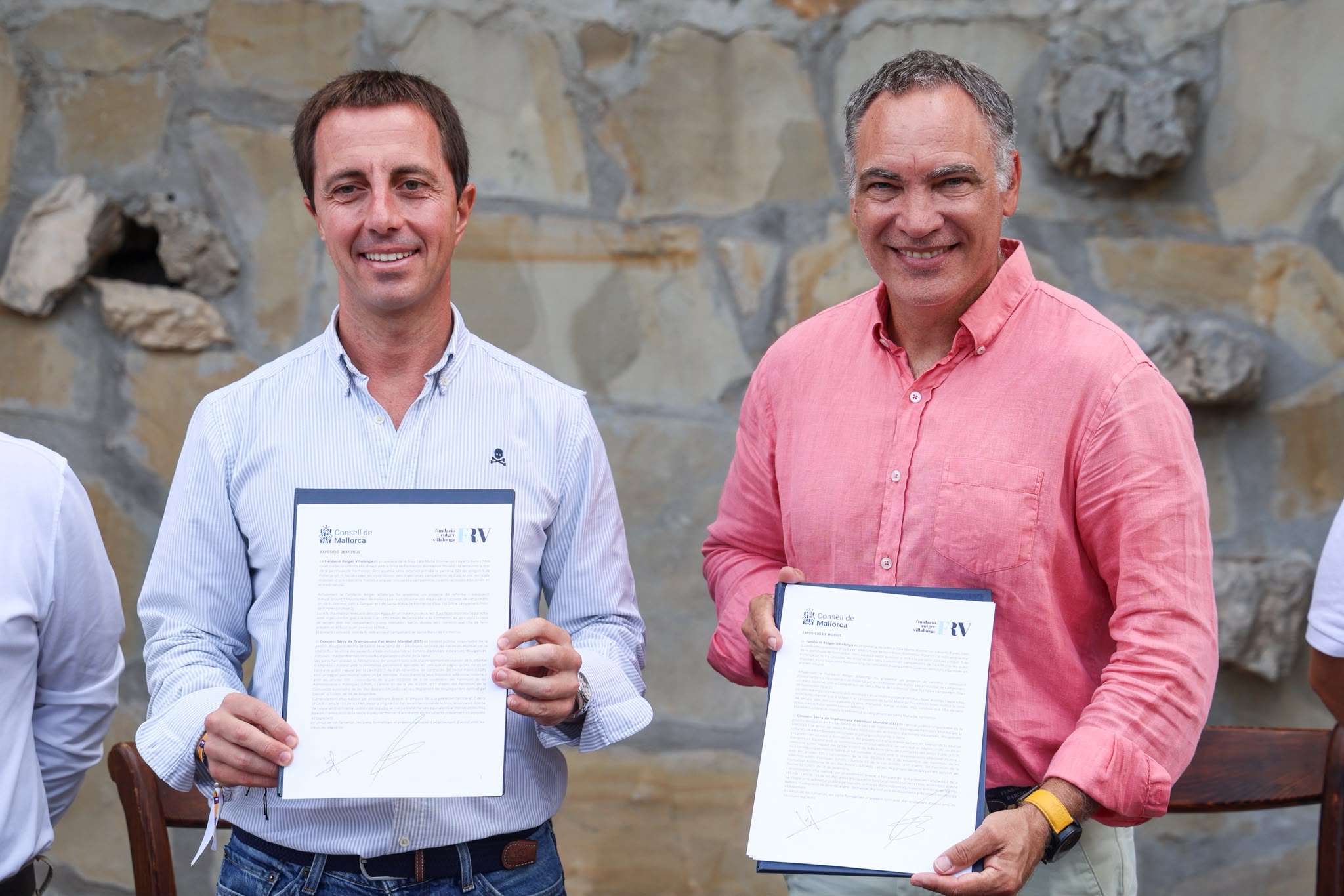 Firma del nuevo convenio del campamento juvenil de Cala Murta.