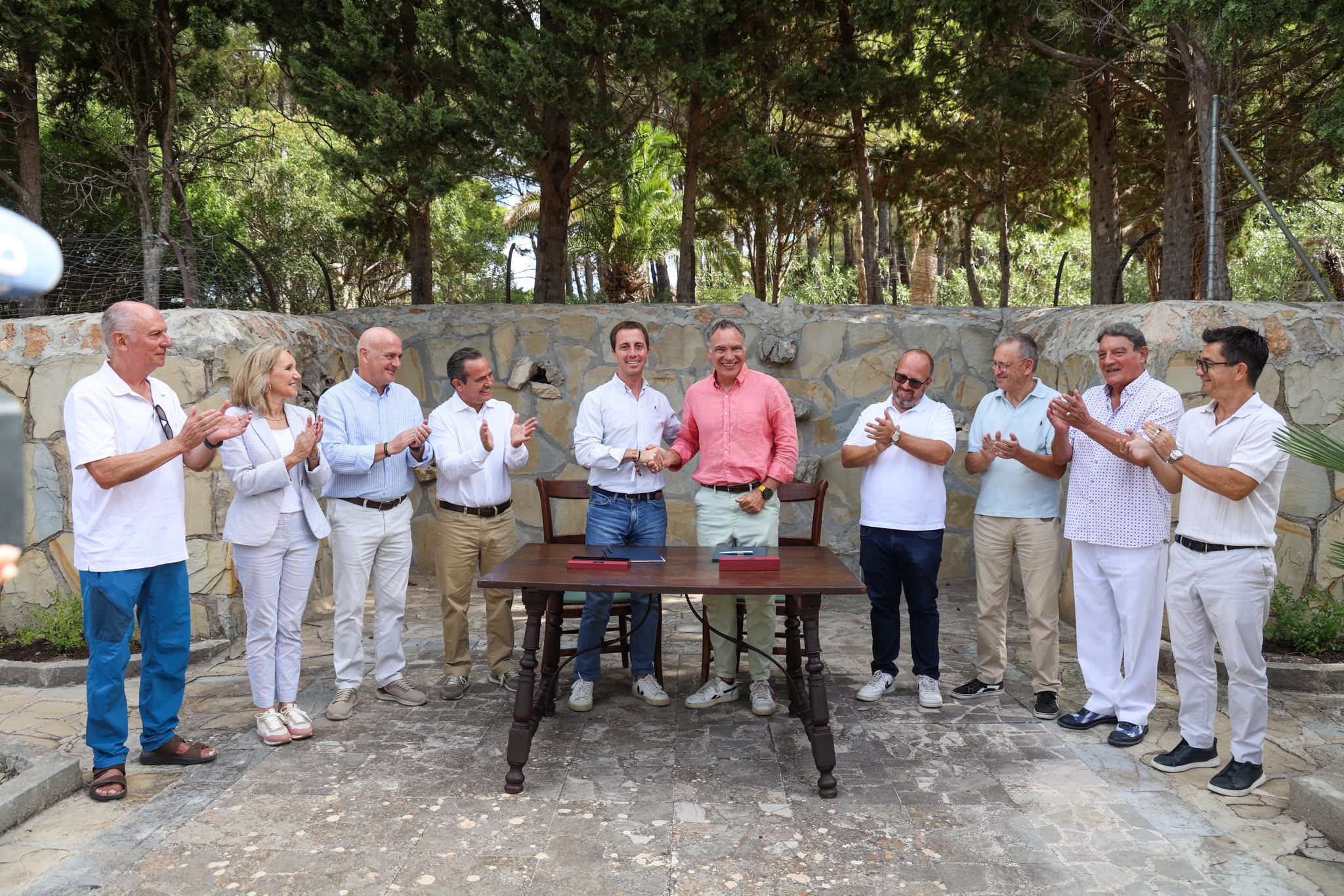 Firma del nuevo convenio del campamento juvenil de Cala Murta.