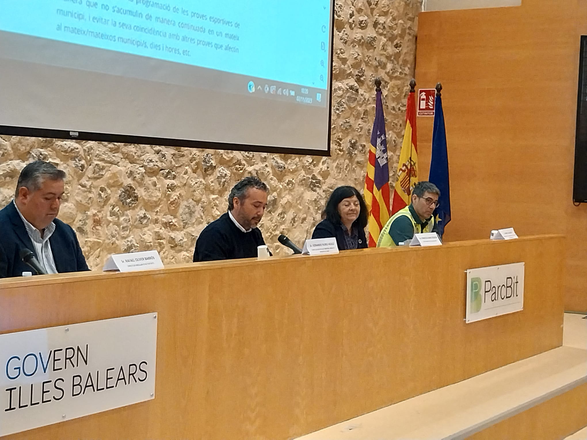 El director insular d'Activitats, Rafel Oliver; el conseller de Territori, Mobilitat i Infraestructures, Fernando Rubio y la directora de la DGT, Xisca Ramis.