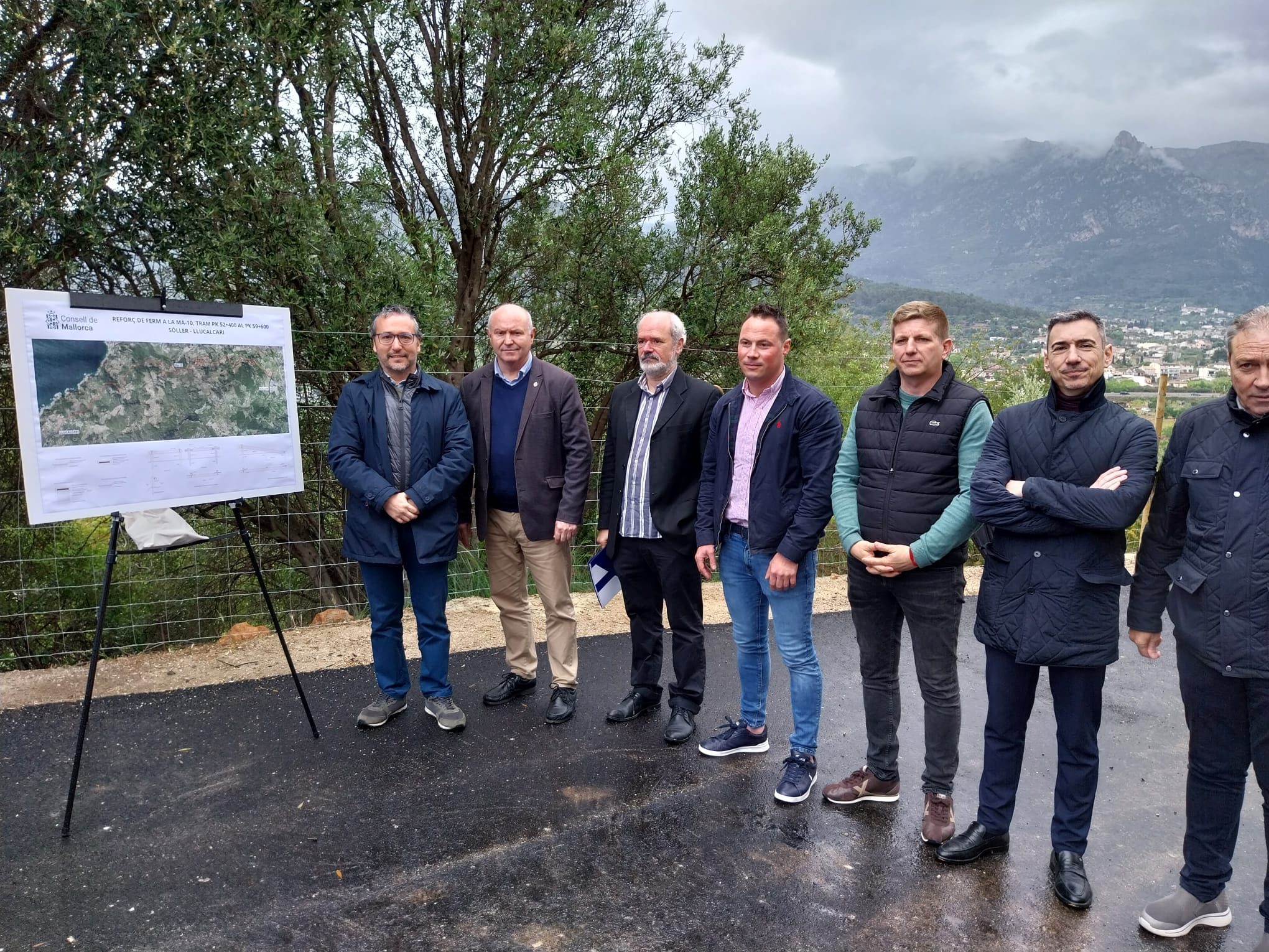 El consejero de Territori, Fernando Rubio, acompañado de los representants municipales y el director insular de Infraestructures, junto al plano de las obras de mejora.