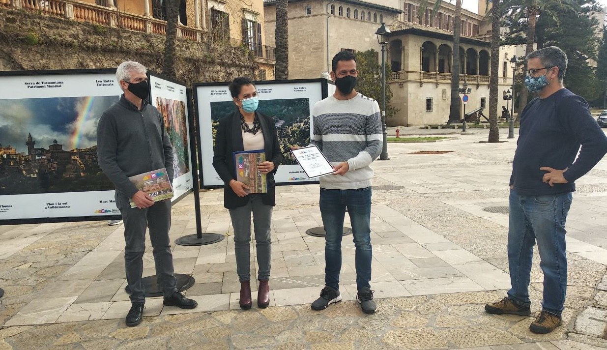 El director insular de Territori, Miquel Vadell, el fotògraf, Marc Marco, la consellera de Territori, Maria Antònia Garcías, i el president d'AFONIB, Biel Servera.