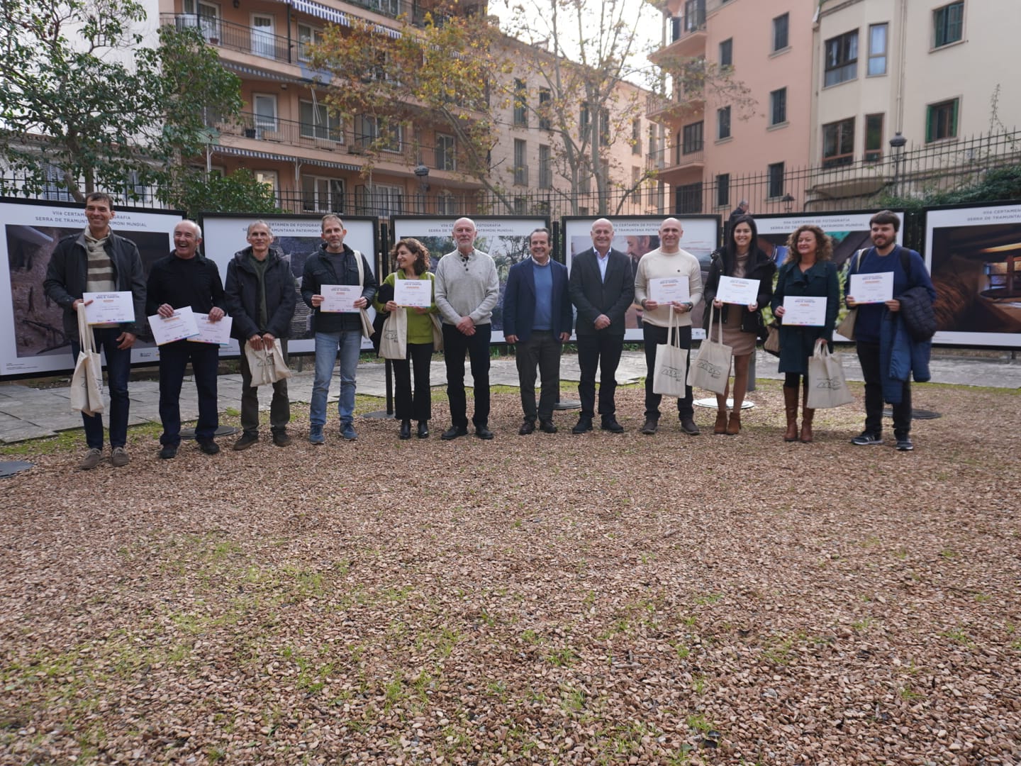 El conseller, Toni Fuster amb els guanyadors del VII Certamen de Fotografia. 