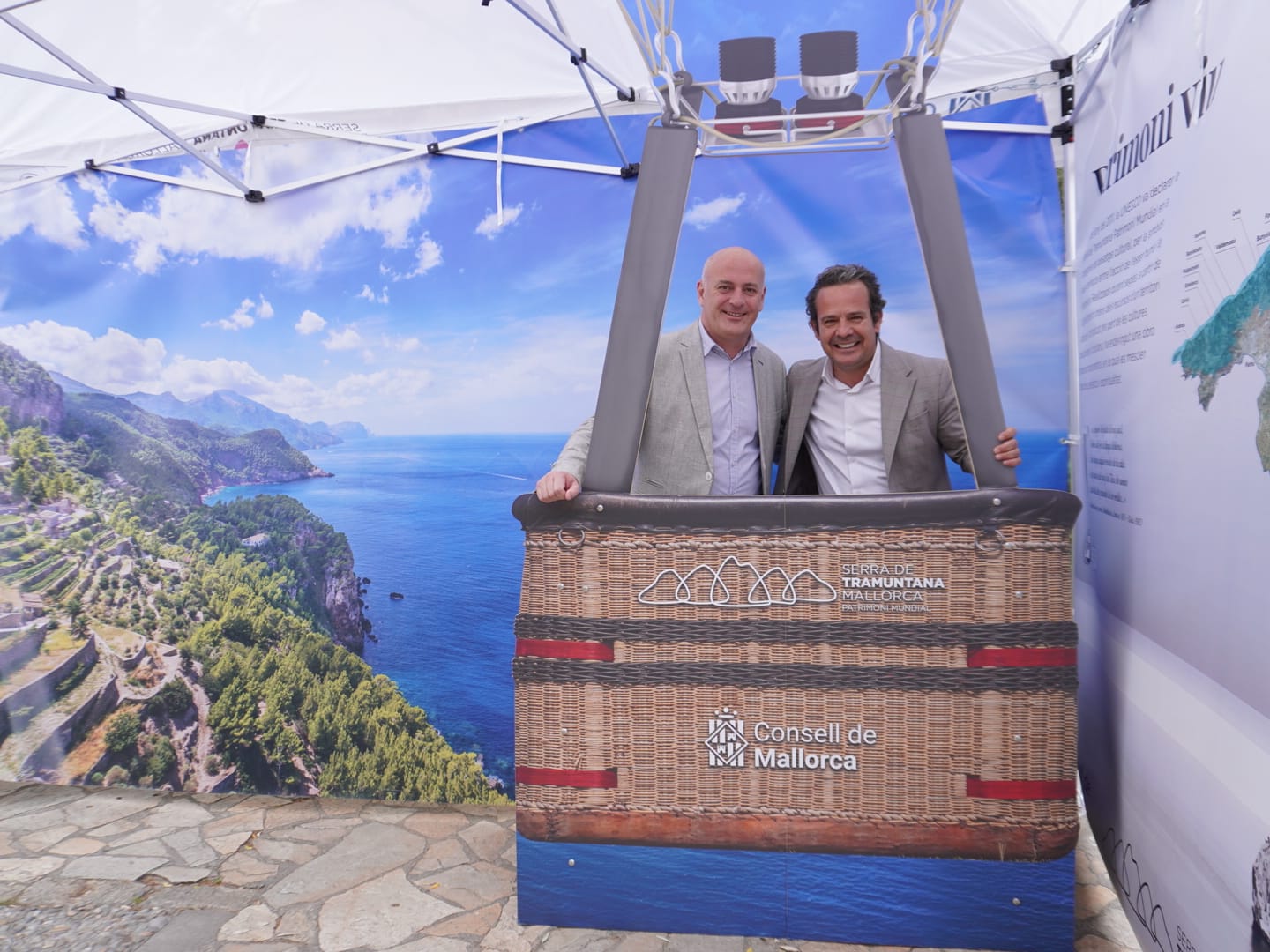 El conseller de Presidència, Antoni Fuster i el director insular de Serra de Tramuntana, Antoni Solivellas a la carpa del Consell. 