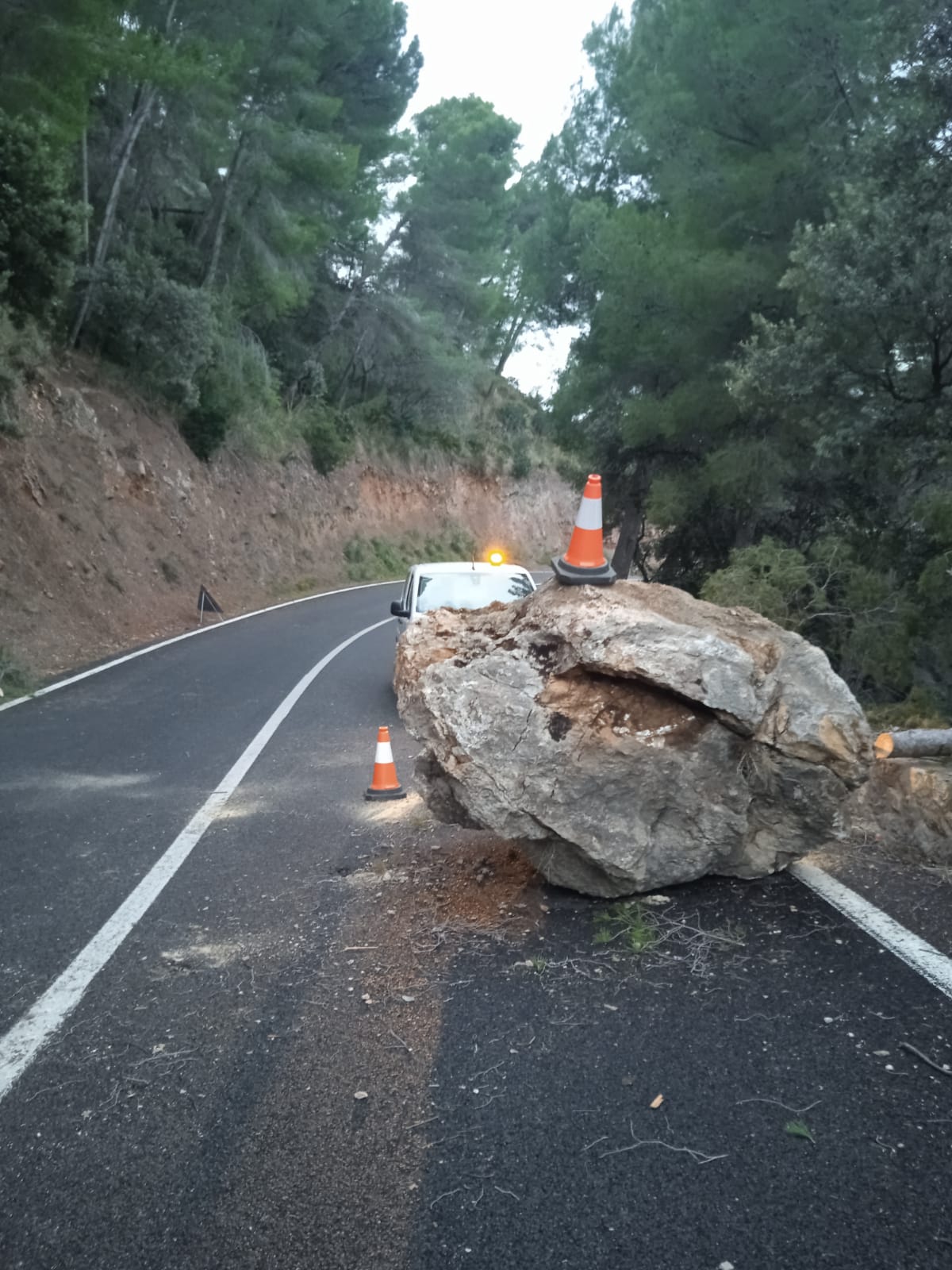 Roca caiguda a la carretera MA-10, entre Estellencs i Banyalbufar. Ja retirada.