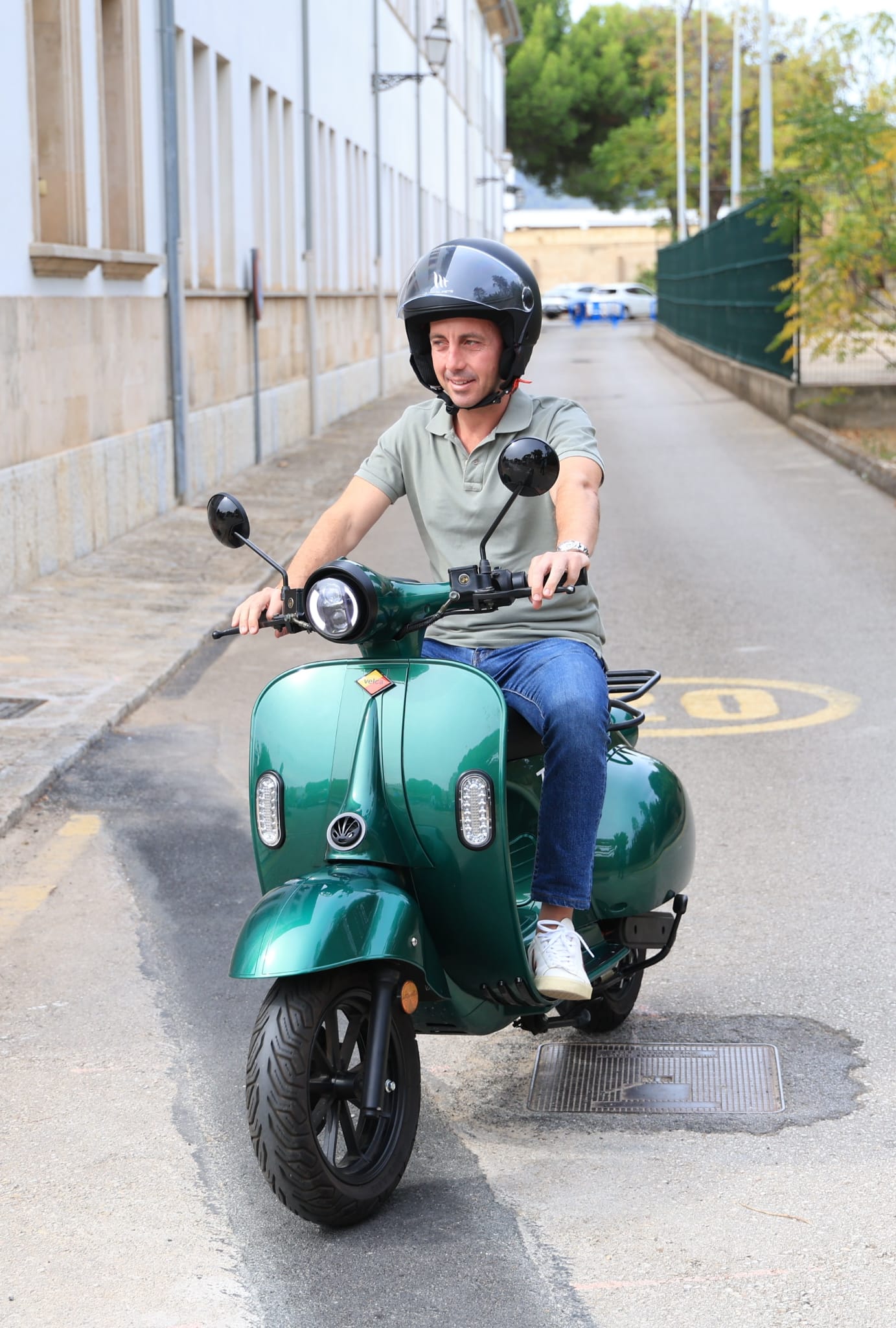 El president Llorenç Galmés va provar una moto cent per cent elèctrica.