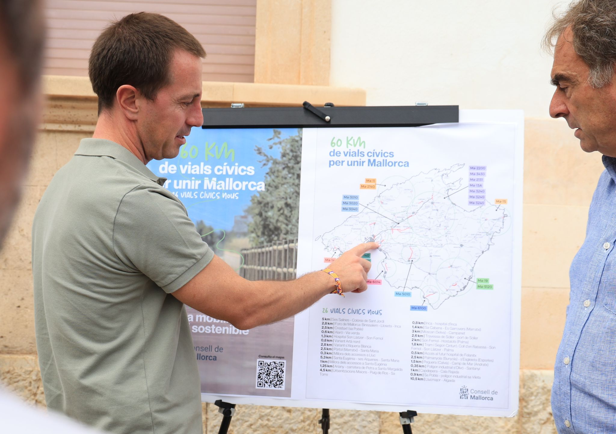 El presidente Llorenç Galmés se interesó por los proyectos de viales cívicos que impulsa el Consell.
