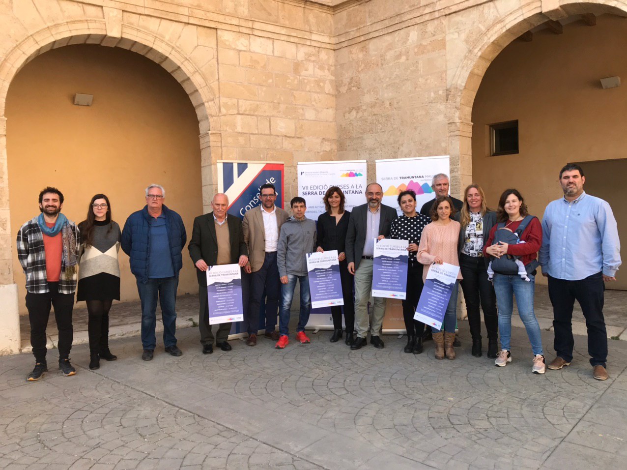 La consellera Garcias, el conseller Serra, directors insulars, representants municipals i els esportistes Tòfol Castanyer i Cristina Prats.