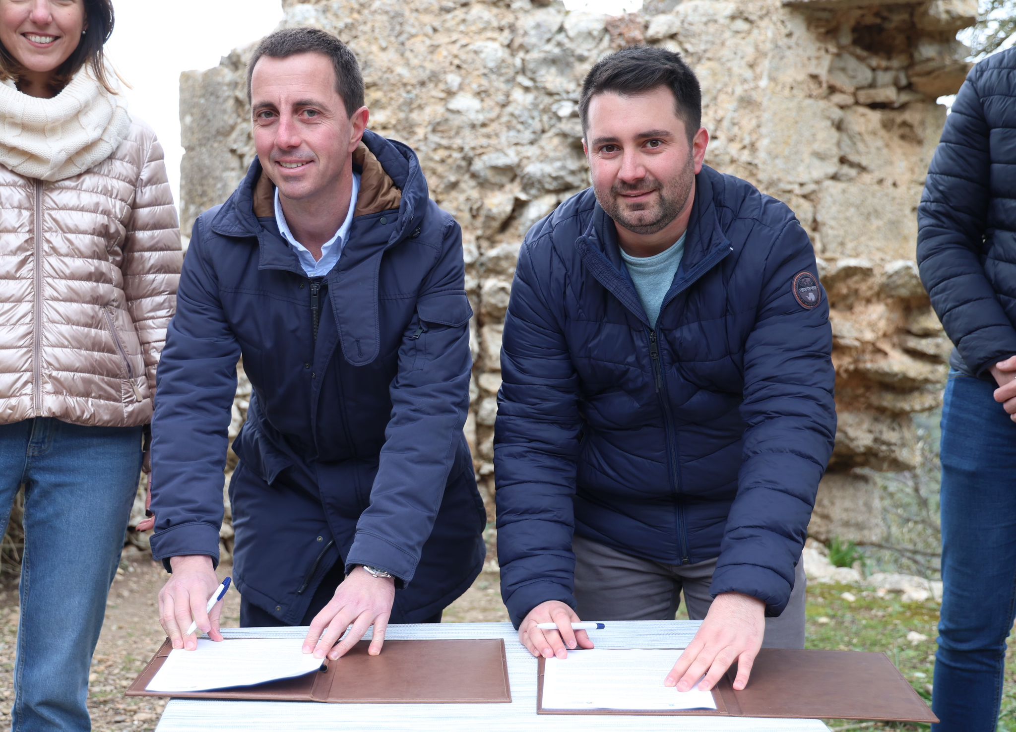 El president del Consell de Mallorca, Llorenç Galmés i el batle d'Alaró, Llorenç Perelló, durant la signatura del conveni