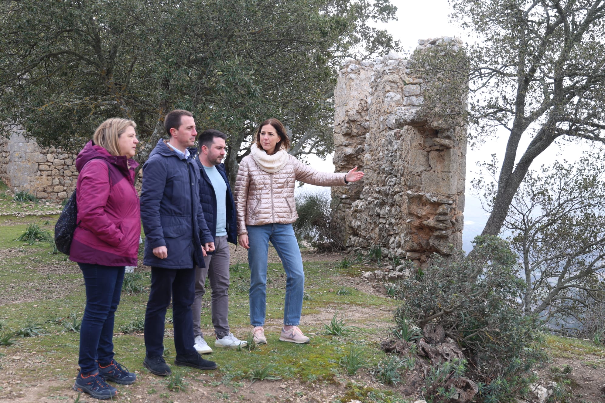 De dreta a esquerra: la vicepresidenta del Consell de Mallorca, Antònia Roca; el batle d'Alaró, Llorenç Perelló, el president del Consell de Mallorca, Llorenç Galmés i la directora insular de Patrimoni, Maribel Arnau, durant la visita al castell d'Alaró