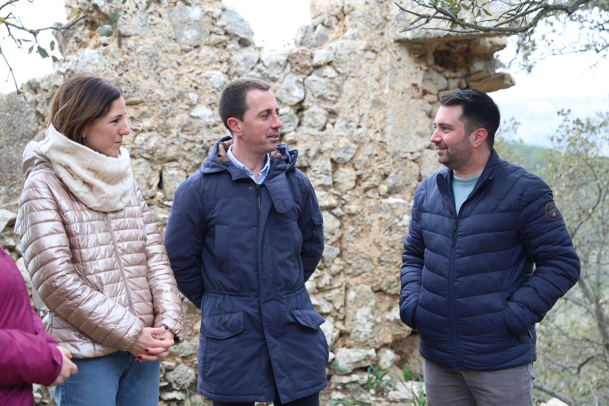 De dreta a esquerra: el batle d'Alaró, Llorenç Perelló, el president del Consell de Mallorca, Llorenç Galmés i la vicepresidenta del Consell de Mallorca, Antònia Roca, durant la visita al castell d'Alaró