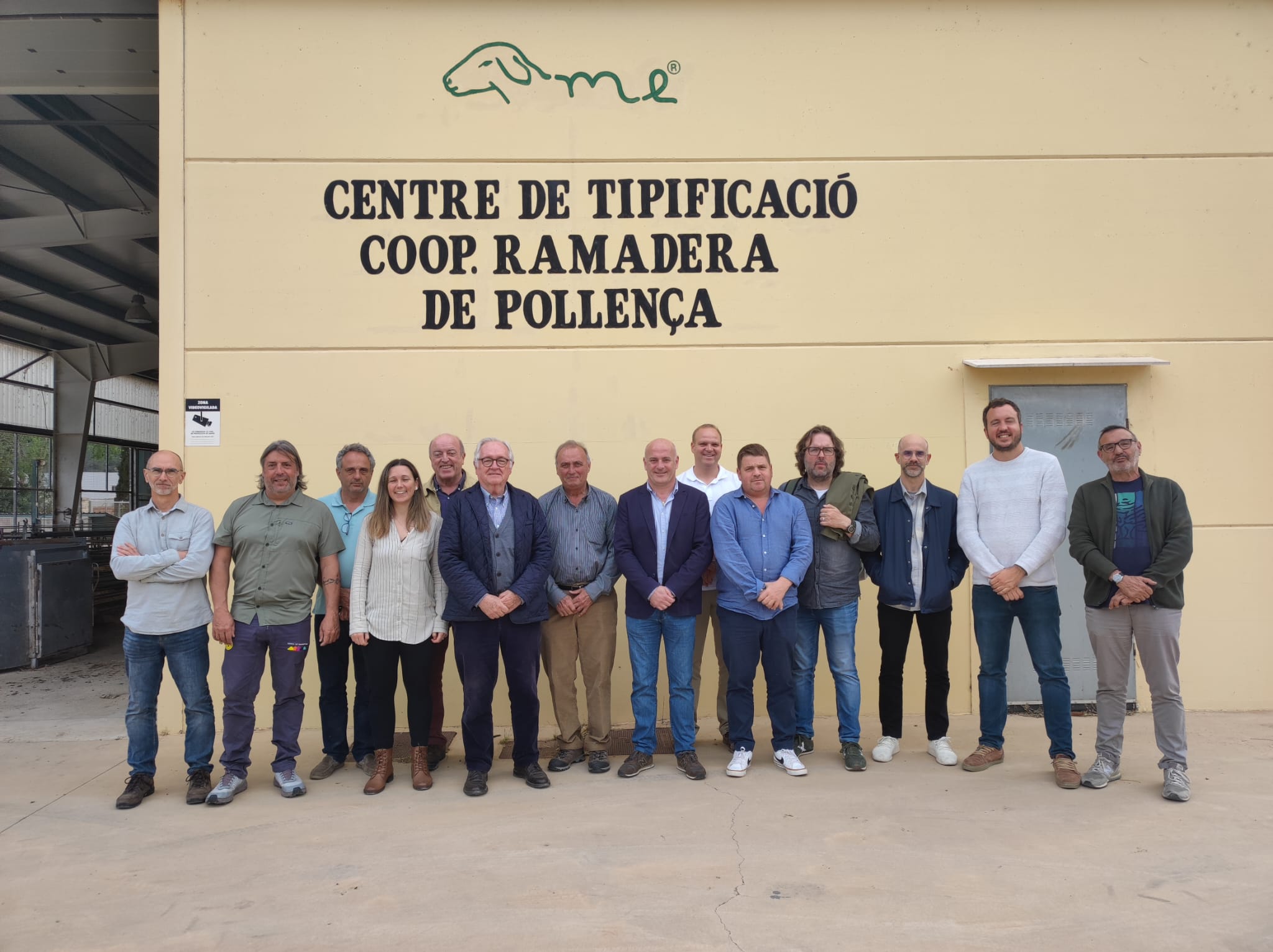 Los miembros de la Mesa Permanente del Consorcio a las puertas de la Cooperativa de Pollença