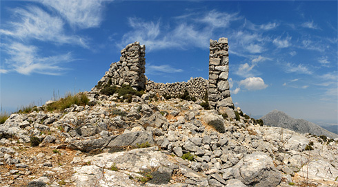 Les runes de l'observatori, a la dreta el puig de Galatzó © Foto: Gabriel Lacomba