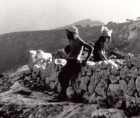 Gerard Matas and Miquel Barceló (in a hat) squatting on the island © Photo: Andreu Terrades