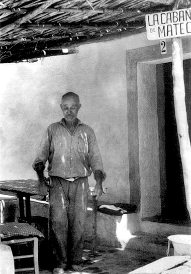 Mateíto en su cabaña. Foto: archivo de Antoni Mir Romero