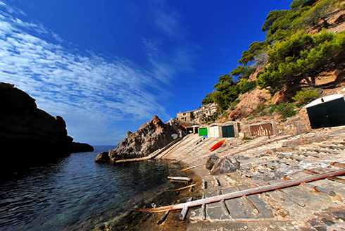 La caleta de S'Estaca parcialmente resguardada por las rocas © Foto: Gabriel Lacomba