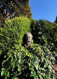 Als jardins de la Cartoixa, hi podem trobar petits recordatoris del pas del poeta i del pintor © Fotos: Gabriel Lacomba