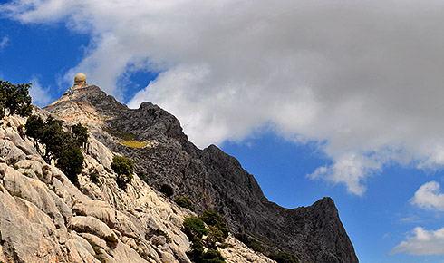 View down the road, with the peak. On the right, Pa de Figa de Son Torrella © Photo: Gabriel Lacomba