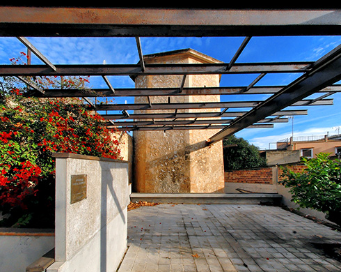 The power station tower, located in the village © Photo: Gabriel Lacomba