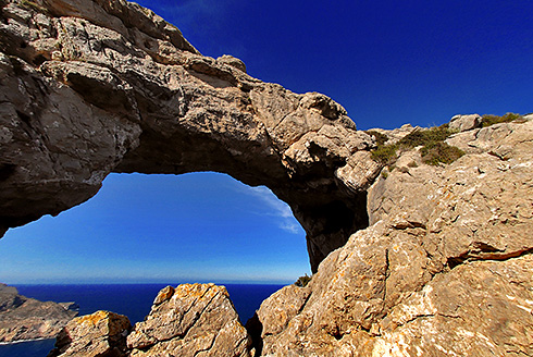 La cordillera del Cavall Bernat separa la Cala de Sant Vicenç de Cala Bóquer. Arriba del todo se encuentra el Forat Gran © Foto: Gabriel Lacomba