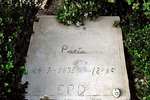 La tumba de Robert Graves en el cementerio de Deià © Foto: Gabriel Lacomba