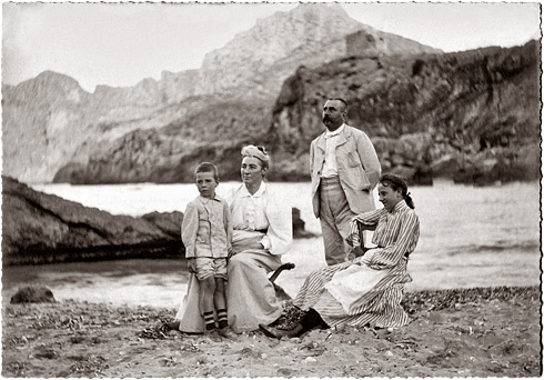 La familia Cifre-Hammerl en la Cala de Sant Vicenç: Guillem (hijo), Clara (madre), Guillem (padre) y Antònia (hija), 1906 o 1907. Archivo Caixa Colonya