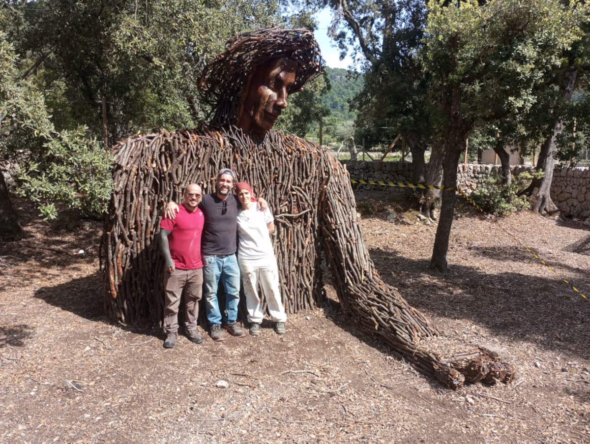 L'escultura Pau amb els autors de l'obra.