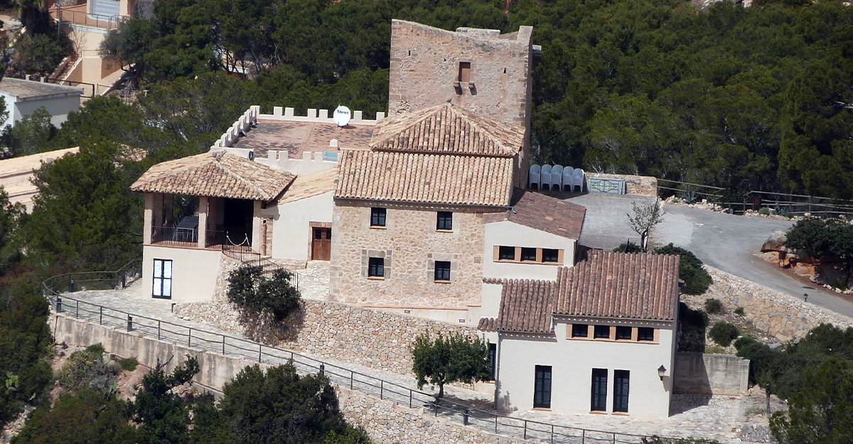 Del castillo de Sant Elm a la torre de cala en Basset